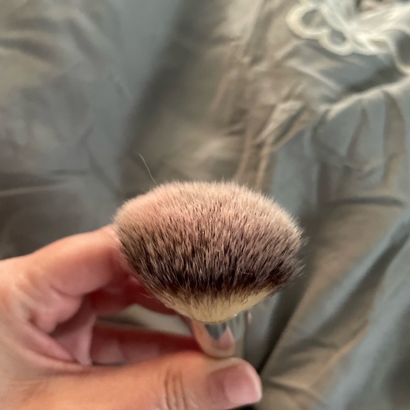 SOLD ❌ NWOT IT Cosmetics Silver Makeup Brush - Picture 4 of 5